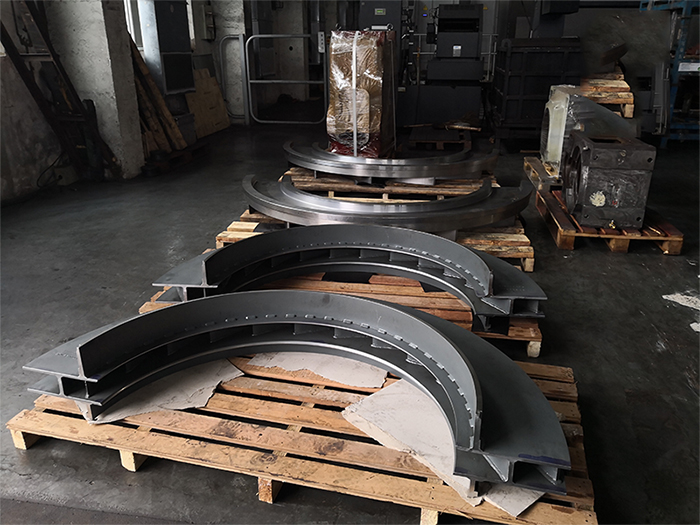 焊接箱体的中间隔板时，在箱体外面有焊接后留下的痕迹，并且高出平面产生凸起情况